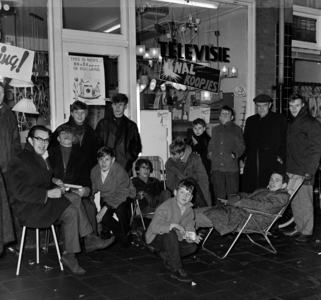 126267 Afbeelding van wachtende klanten voor de deur van Radio Mulder (Amsterdamsestraatweg 224) te Utrecht om bij de ...